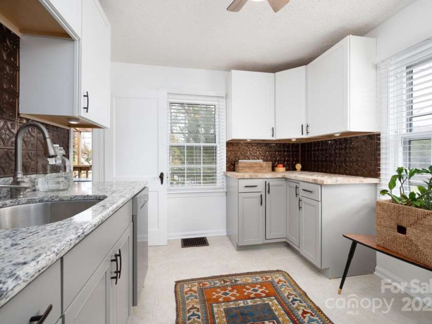 21 Lakeshore Drive, Asheville, NC 28804.  MLS# CAR4187343, YatesRealty ID 18641. Charming Kitchen has Everything You Need