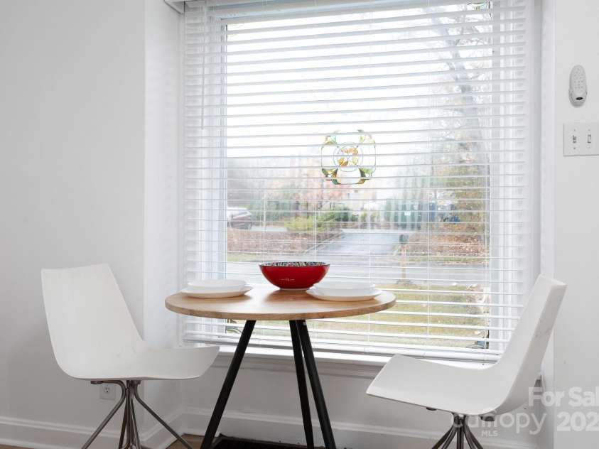 21 Lakeshore Drive, Asheville, NC 28804.  MLS# CAR4187343, YatesRealty ID 18641. Cozy Eating Spot in Living Room