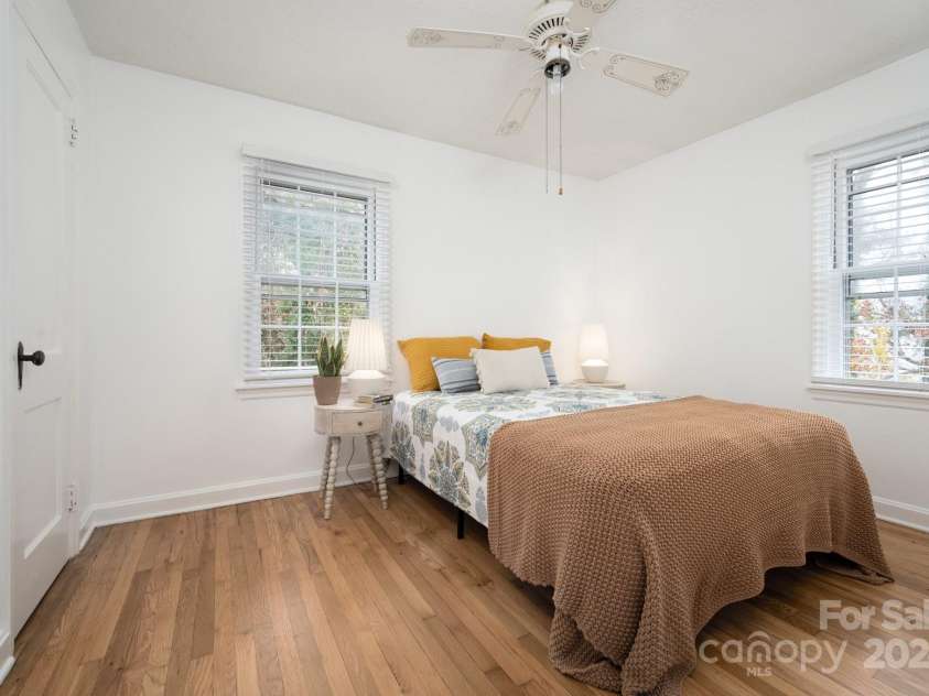21 Lakeshore Drive, Asheville, NC 28804.  MLS# CAR4187343, YatesRealty ID 18641. Good-sized Main Bedroom