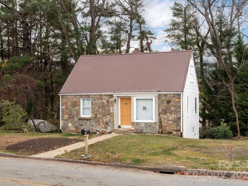 21 Lakeshore Drive, Asheville, NC 28804.  MLS# CAR4187343, YatesRealty ID 18641. Incredible Location * Move-in Ready