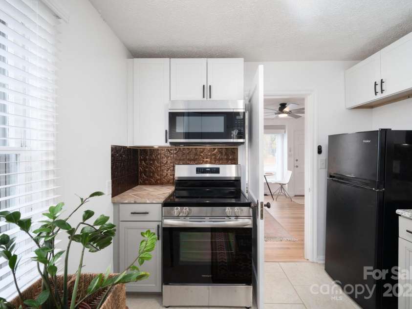 21 Lakeshore Drive, Asheville, NC 28804.  MLS# CAR4187343, YatesRealty ID 18641. Kitchen Flows to Living Room