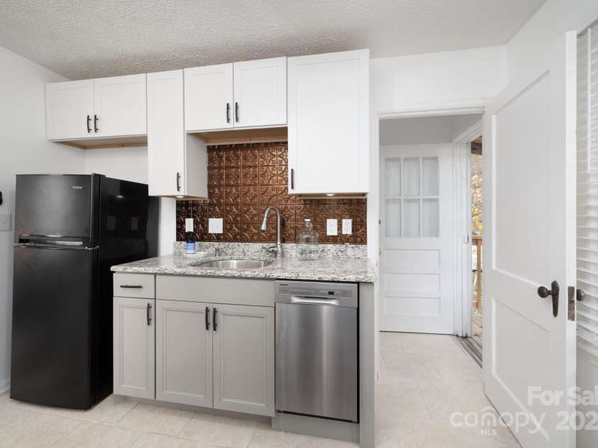 21 Lakeshore Drive, Asheville, NC 28804.  MLS# CAR4187343, YatesRealty ID 18641. Kitchen Flows to Porch and Basement