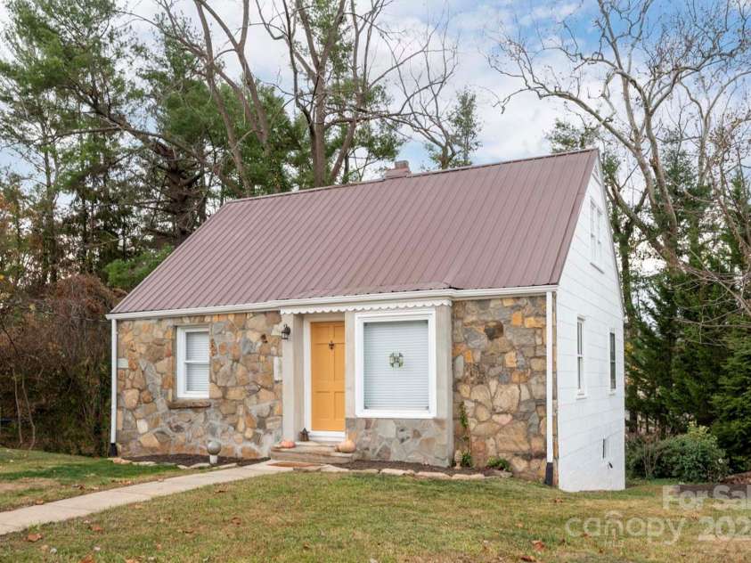 21 Lakeshore Drive, Asheville, NC 28804.  MLS# CAR4187343, YatesRealty ID 18641. Updated North Asheville Cottage