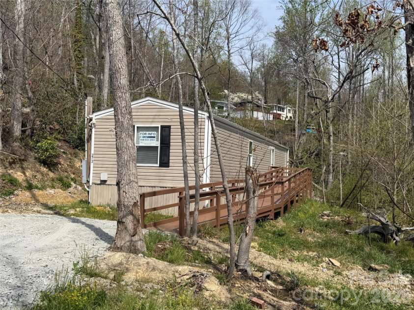 273 McMillan Drive, Hendersonville, NC 28792.  MLS# CAR4367615, YatesRealty ID 18642. 