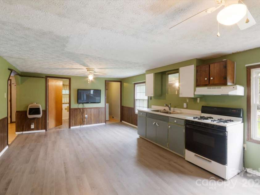 76 Lookout Road, Asheville, NC 28804.  MLS# CAR4255885, YatesRealty ID 18642. 