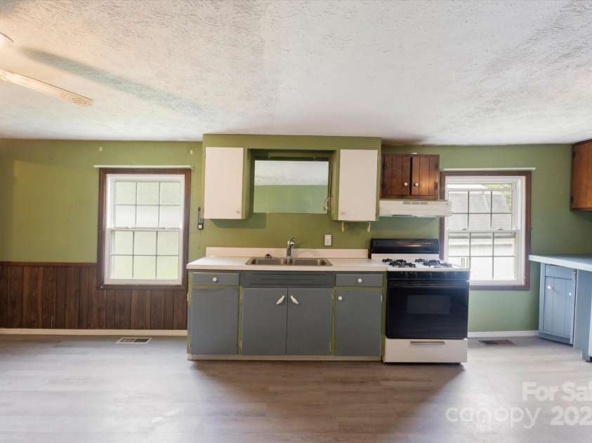 76 Lookout Road, Asheville, NC 28804.  MLS# CAR4255885, YatesRealty ID 18642. 