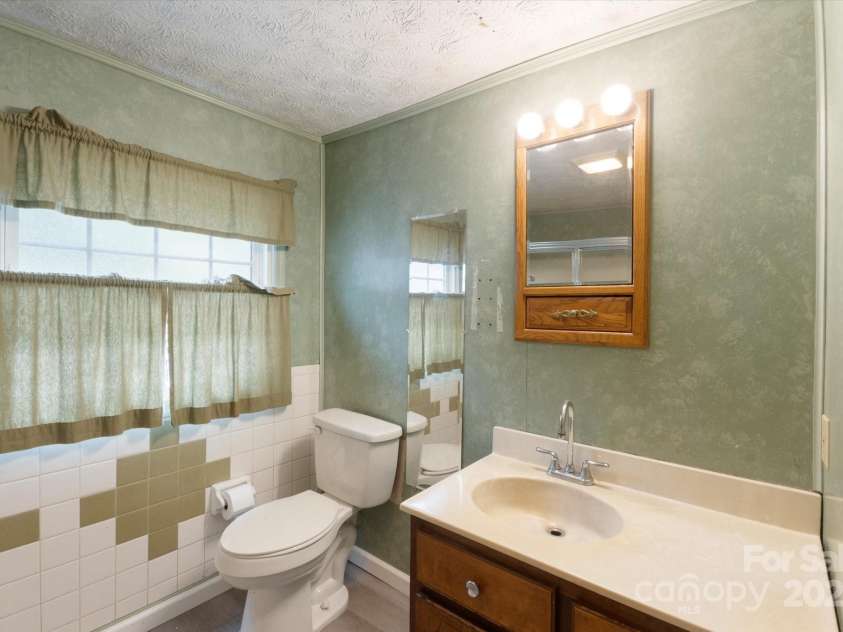 76 Lookout Road, Asheville, NC 28804.  MLS# CAR4255885, YatesRealty ID 18642. 