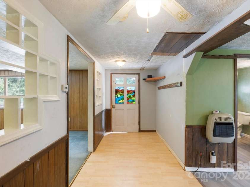 76 Lookout Road, Asheville, NC 28804.  MLS# CAR4255885, YatesRealty ID 18642. 