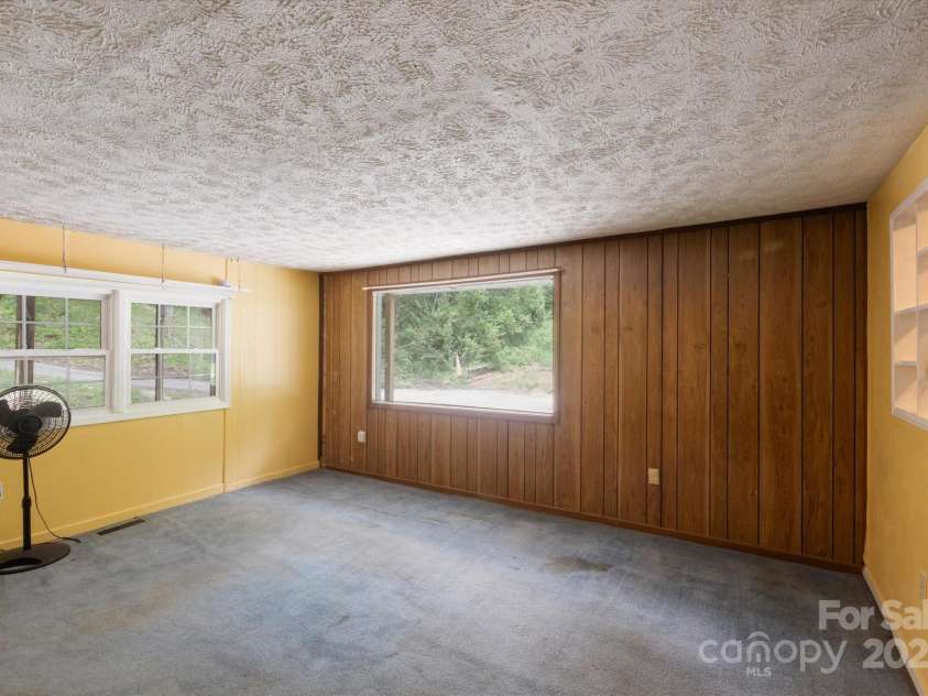 76 Lookout Road, Asheville, NC 28804.  MLS# CAR4255885, YatesRealty ID 18642. 