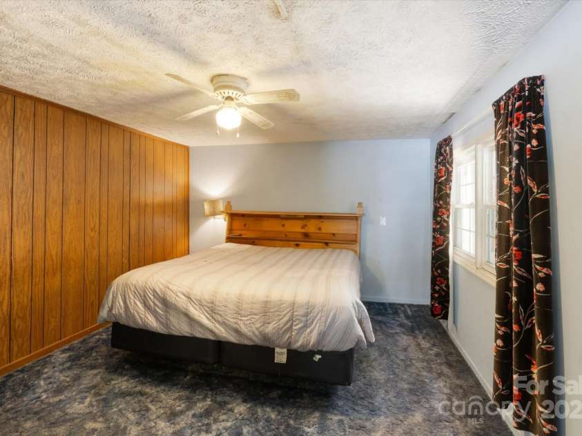 76 Lookout Road, Asheville, NC 28804.  MLS# CAR4255885, YatesRealty ID 18642. 