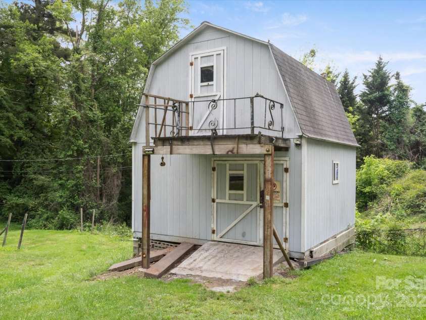 76 Lookout Road, Asheville, NC 28804.  MLS# CAR4255885, YatesRealty ID 18642. 