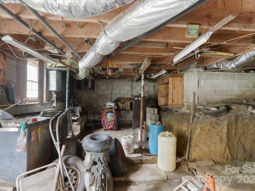 76 Lookout Road, Asheville, NC 28804.  MLS# CAR4255885, YatesRealty ID 18642. 