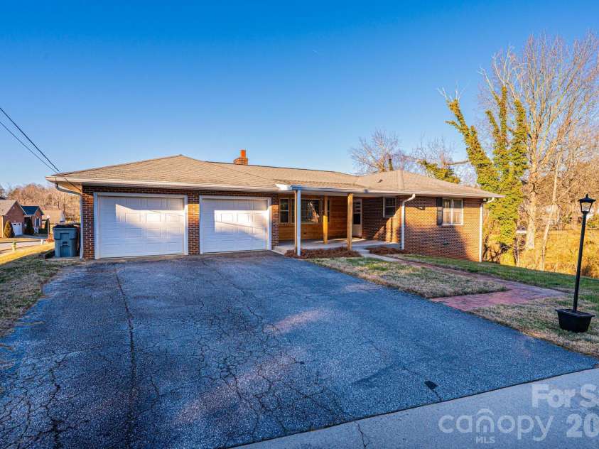 620 Diamondhead Drive, Lenoir, NC 28645.  MLS# CAR4340105, YatesRealty ID 18643. 