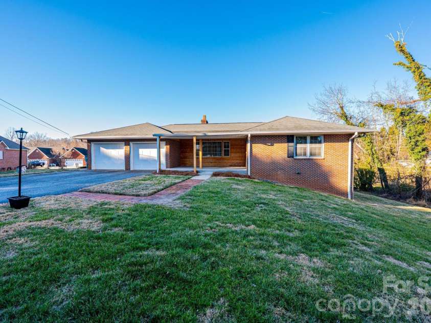 620 Diamondhead Drive, Lenoir, NC 28645.  MLS# CAR4340105, YatesRealty ID 18643. 