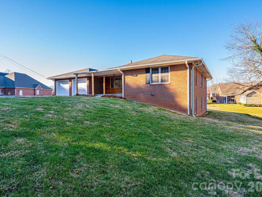 620 Diamondhead Drive, Lenoir, NC 28645.  MLS# CAR4340105, YatesRealty ID 18643. 
