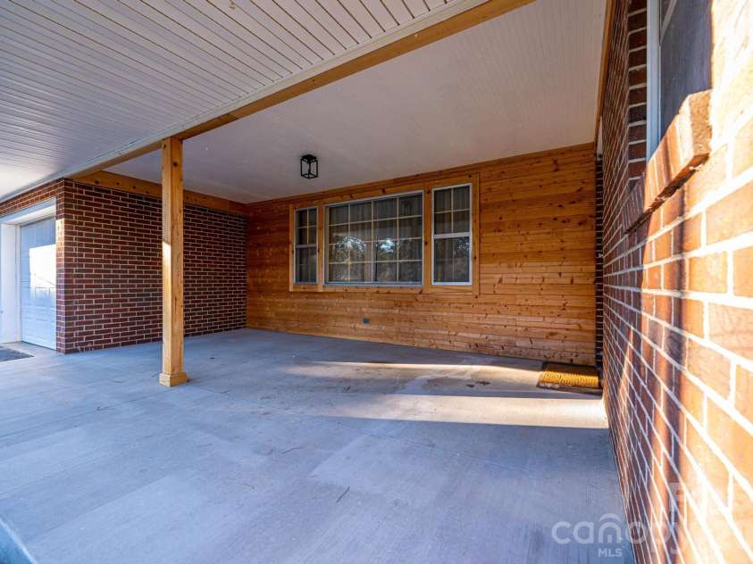 620 Diamondhead Drive, Lenoir, NC 28645.  MLS# CAR4340105, YatesRealty ID 18643. 