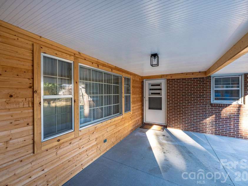 620 Diamondhead Drive, Lenoir, NC 28645.  MLS# CAR4340105, YatesRealty ID 18643. 