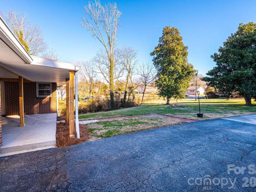 620 Diamondhead Drive, Lenoir, NC 28645.  MLS# CAR4340105, YatesRealty ID 18643. 