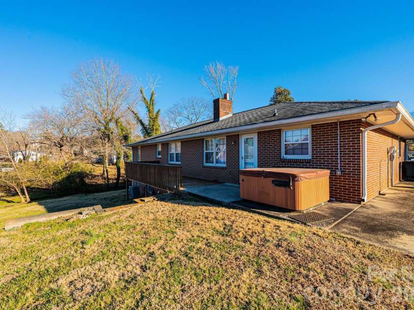 620 Diamondhead Drive, Lenoir, NC 28645.  MLS# CAR4340105, YatesRealty ID 18643. 