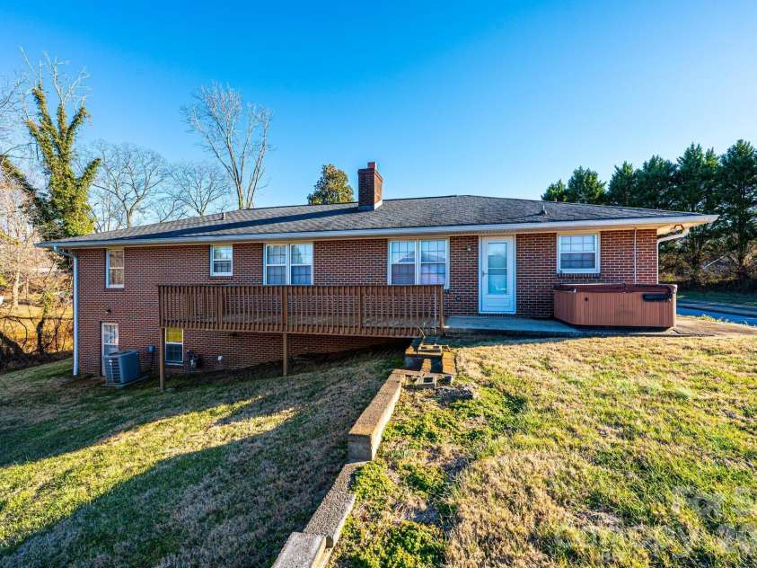 620 Diamondhead Drive, Lenoir, NC 28645.  MLS# CAR4340105, YatesRealty ID 18643. 