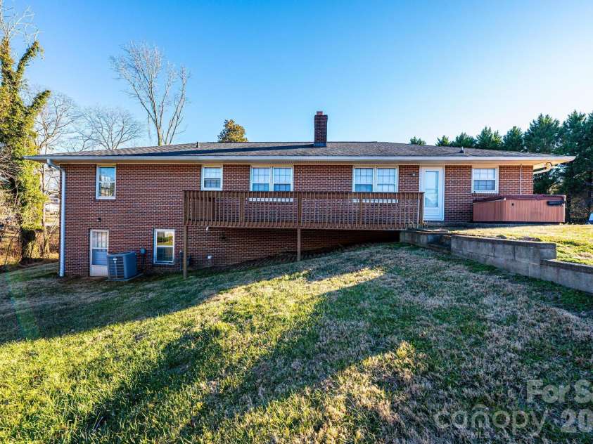 620 Diamondhead Drive, Lenoir, NC 28645.  MLS# CAR4340105, YatesRealty ID 18643. 