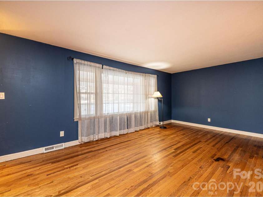 620 Diamondhead Drive, Lenoir, NC 28645.  MLS# CAR4340105, YatesRealty ID 18643. 