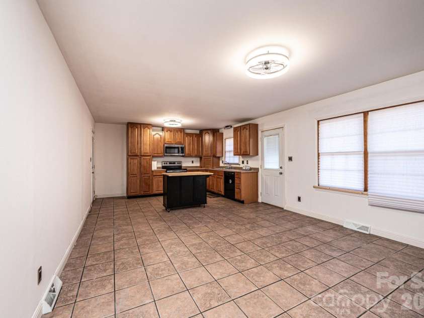 620 Diamondhead Drive, Lenoir, NC 28645.  MLS# CAR4340105, YatesRealty ID 18643. 