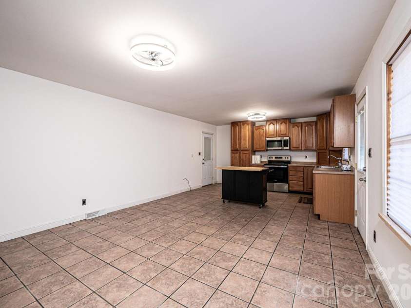 620 Diamondhead Drive, Lenoir, NC 28645.  MLS# CAR4340105, YatesRealty ID 18643. 