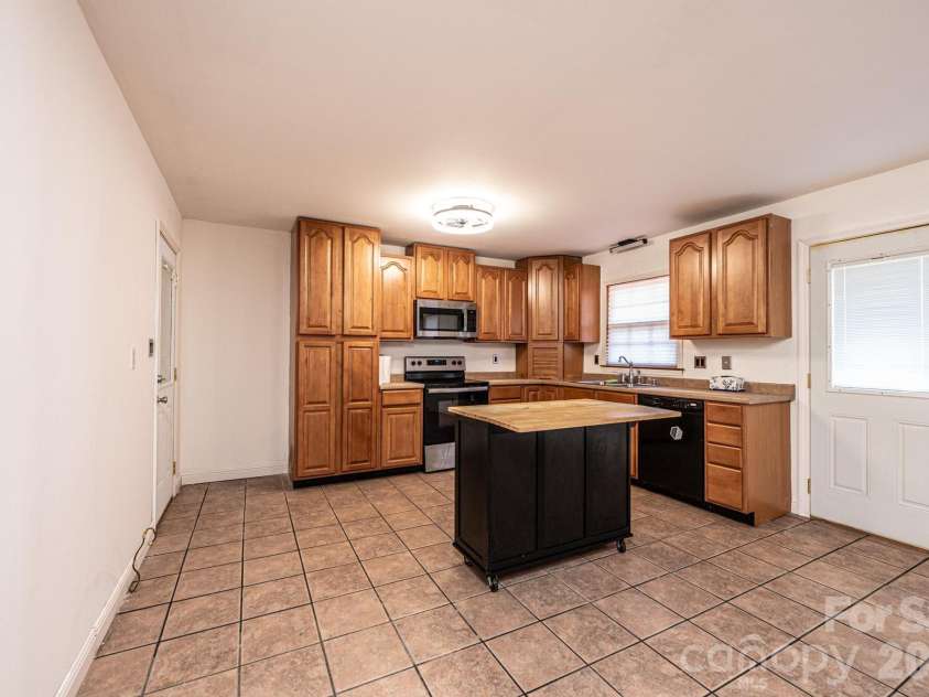 620 Diamondhead Drive, Lenoir, NC 28645.  MLS# CAR4340105, YatesRealty ID 18643. 