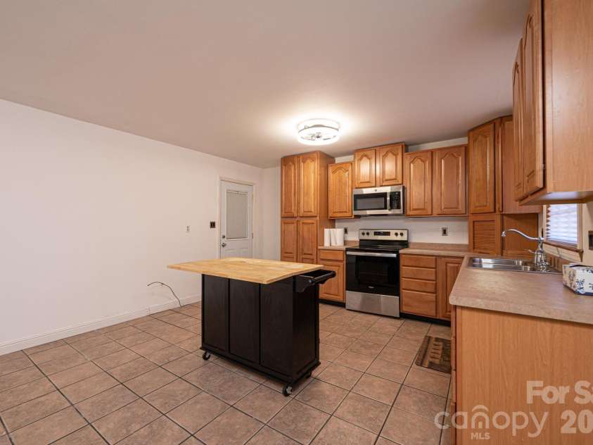 620 Diamondhead Drive, Lenoir, NC 28645.  MLS# CAR4340105, YatesRealty ID 18643. 