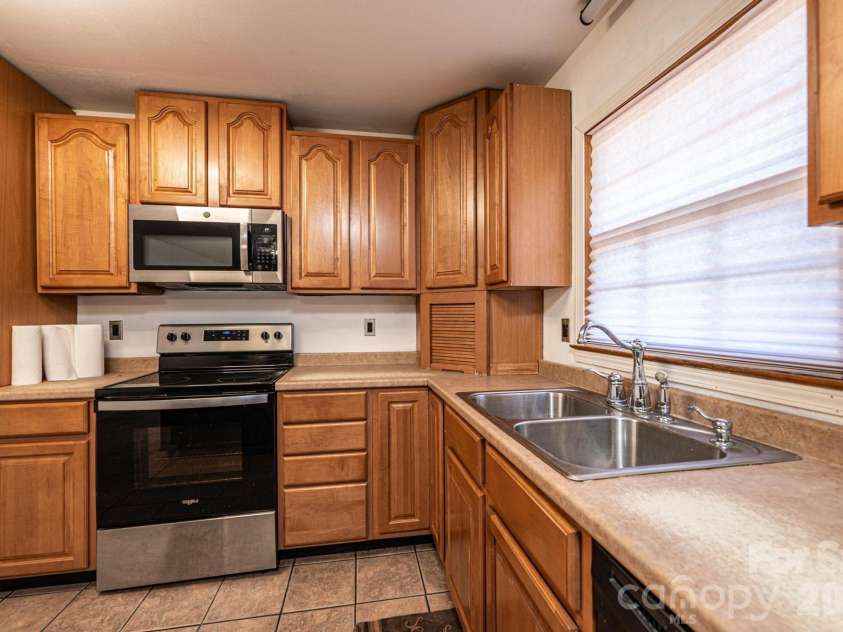 620 Diamondhead Drive, Lenoir, NC 28645.  MLS# CAR4340105, YatesRealty ID 18643. 