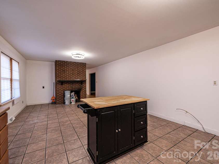 620 Diamondhead Drive, Lenoir, NC 28645.  MLS# CAR4340105, YatesRealty ID 18643. 