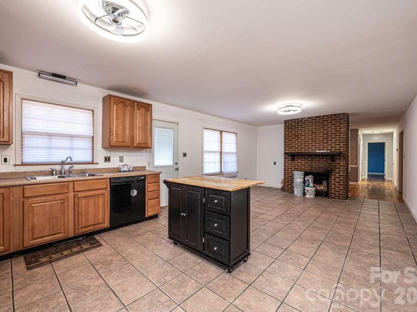 620 Diamondhead Drive, Lenoir, NC 28645.  MLS# CAR4340105, YatesRealty ID 18643. 