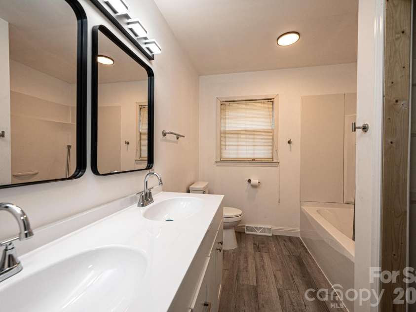 620 Diamondhead Drive, Lenoir, NC 28645.  MLS# CAR4340105, YatesRealty ID 18643. 