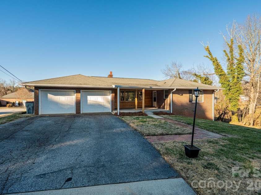 620 Diamondhead Drive, Lenoir, NC 28645.  MLS# CAR4340105, YatesRealty ID 18643. 