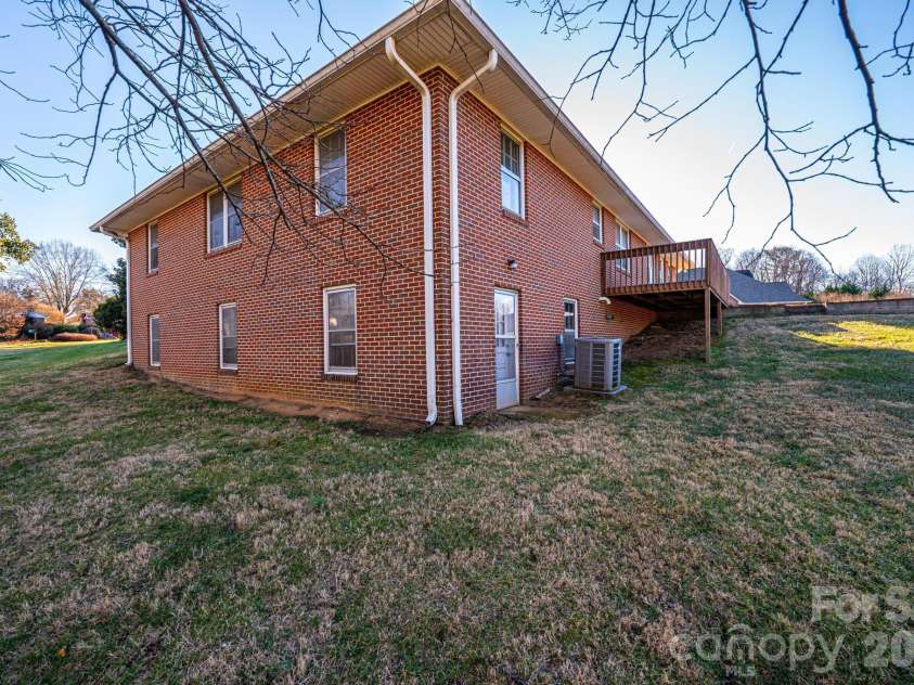 620 Diamondhead Drive, Lenoir, NC 28645.  MLS# CAR4340105, YatesRealty ID 18643. 