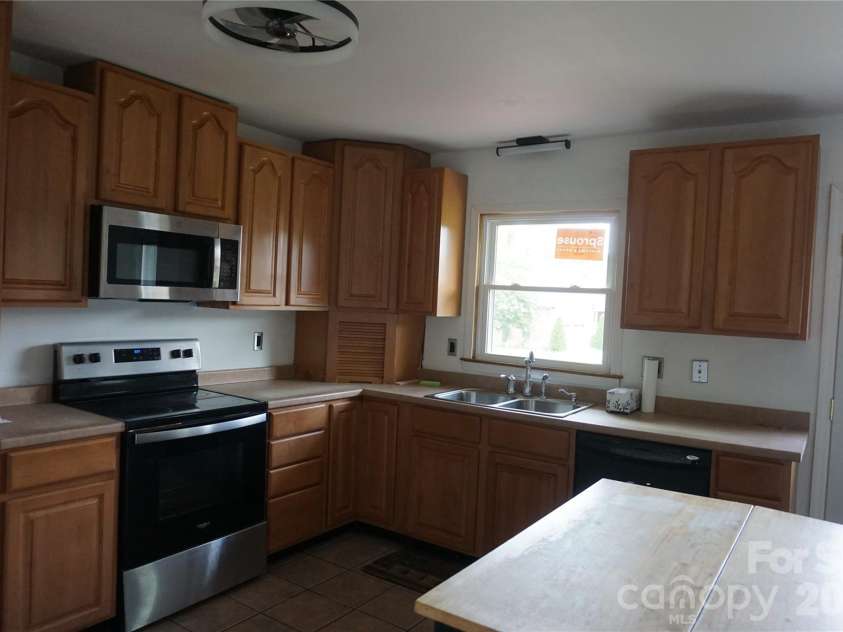 620 Diamondhead Drive, Lenoir, NC 28645.  MLS# CAR4340105, YatesRealty ID 18643. 