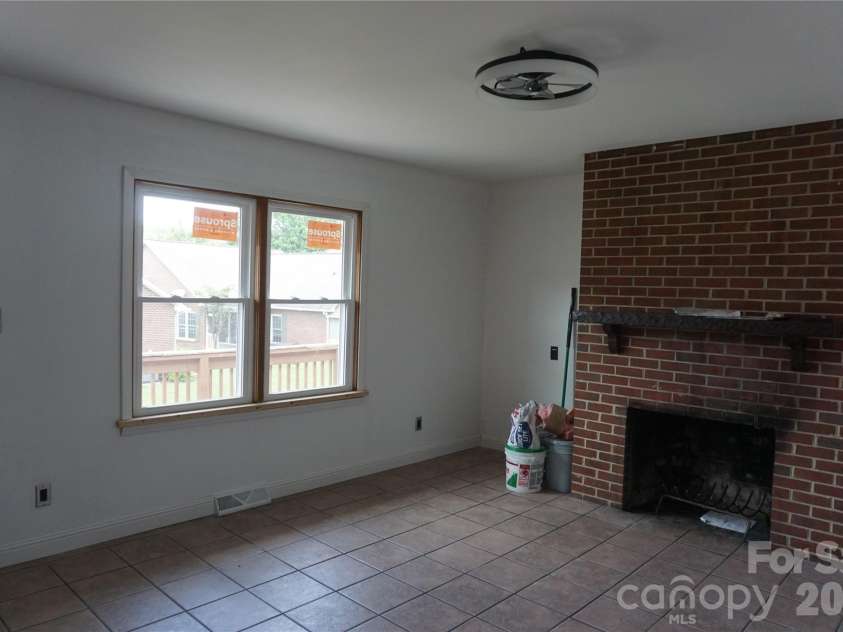 620 Diamondhead Drive, Lenoir, NC 28645.  MLS# CAR4340105, YatesRealty ID 18643. 