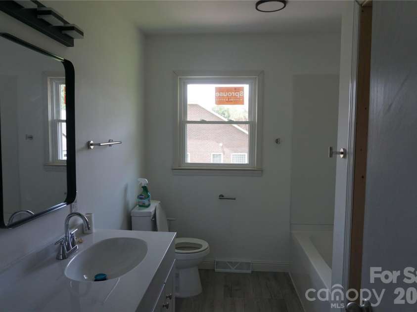 620 Diamondhead Drive, Lenoir, NC 28645.  MLS# CAR4340105, YatesRealty ID 18643. 
