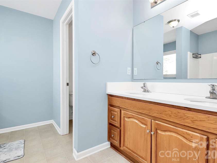 1817 Tradd Avenue, Clover, SC 29710.  MLS# CAR4266839, YatesRealty ID 18647. Owners en Suite