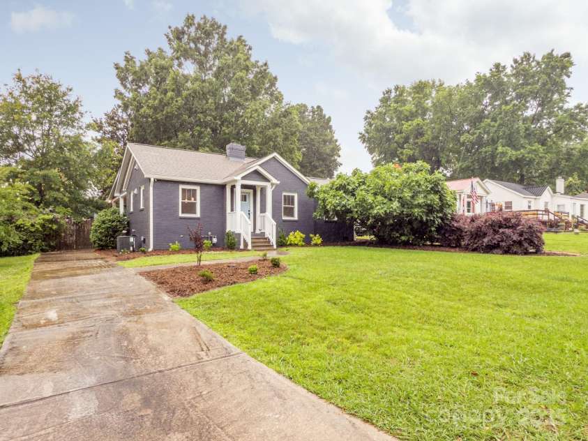 2421 Morton Street, Charlotte, NC 28208.  MLS# CAR4268097, YatesRealty ID 18648. 