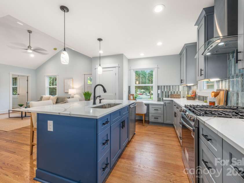 2421 Morton Street, Charlotte, NC 28208.  MLS# CAR4268097, YatesRealty ID 18648. 
