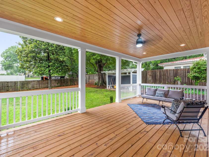 2421 Morton Street, Charlotte, NC 28208.  MLS# CAR4268097, YatesRealty ID 18648. 