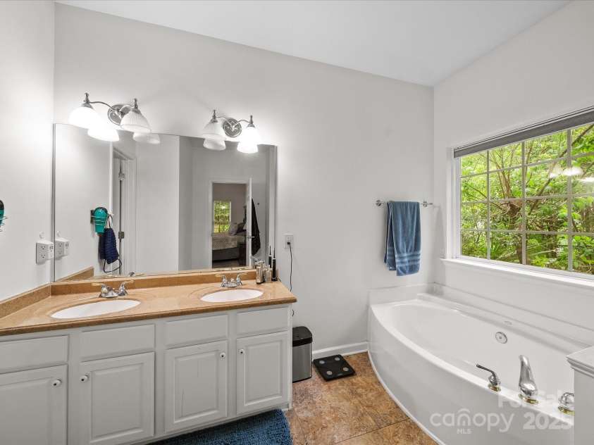 10830 Sycamore Club Drive, Mint Hill, NC 28227.  MLS# CAR4250637, YatesRealty ID 18651. On-suite bath
