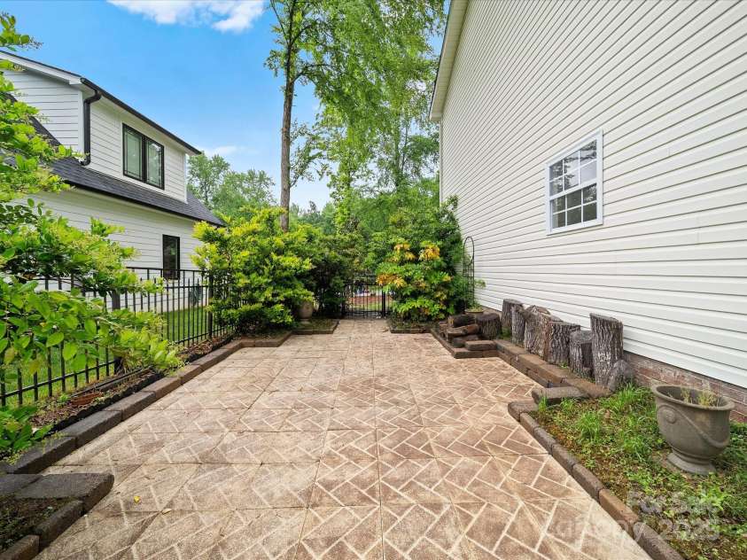 10830 Sycamore Club Drive, Mint Hill, NC 28227.  MLS# CAR4250637, YatesRealty ID 18651. Side patio