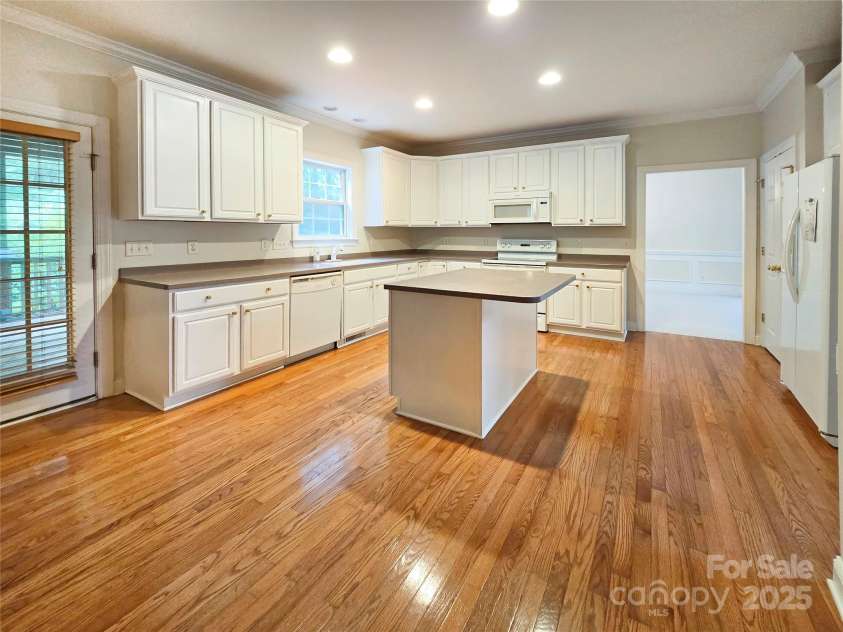 2620 Shady Reach Lane, Charlotte, NC 28214.  MLS# CAR4250616, YatesRealty ID 18655. Freshly Painted Cabinets