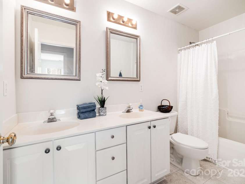 2620 Shady Reach Lane, Charlotte, NC 28214.  MLS# CAR4250616, YatesRealty ID 18655. Full Bathroom Upstairs