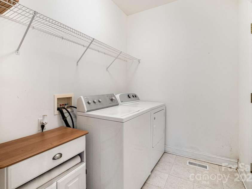 2620 Shady Reach Lane, Charlotte, NC 28214.  MLS# CAR4250616, YatesRealty ID 18655. Laundry on Main Level