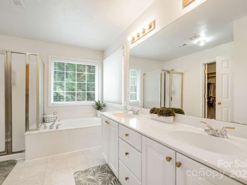 2620 Shady Reach Lane, Charlotte, NC 28214.  MLS# CAR4250616, YatesRealty ID 18655. Primary Bathroom with Separate Garden Tub, Shower, & Toilet