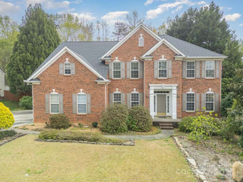 2620 Shady Reach Lane, Charlotte, NC 28214.  MLS# CAR4250616, YatesRealty ID 18655. Year Round Gardens in Front and Back of Home